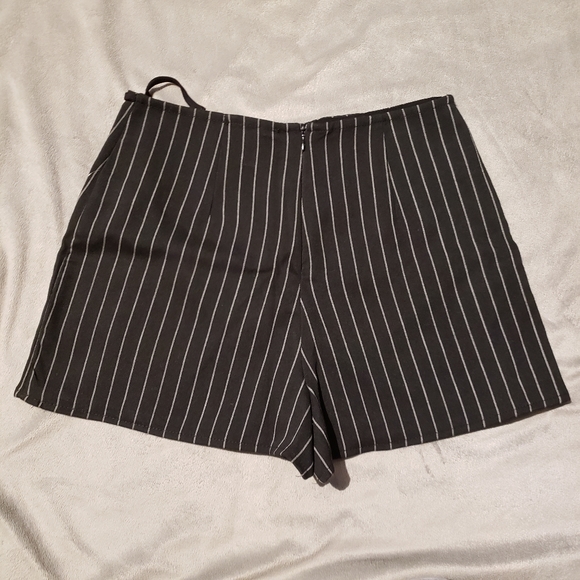NWT F21 Black and White Stripes Skort - Picture 3 of 3